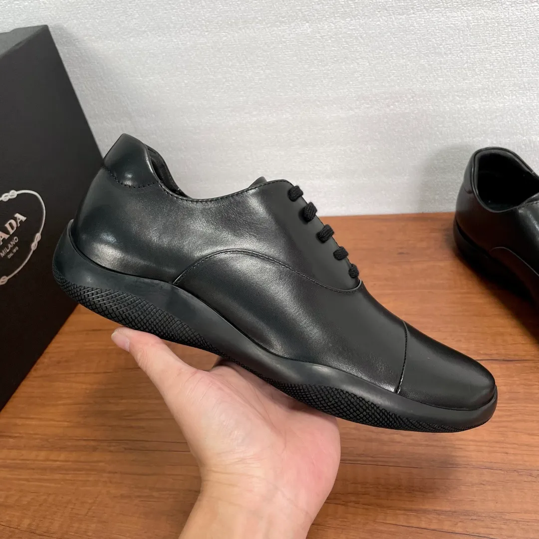💰720 Code: YS003342 Prada/Prada men's new leather sneakers. This sneaker is made of imported calf leather, with a two-jointed Oxford shoe upper design, inspired by classic aesthetic concepts. Equipped with 3.5cm iconic red label lightweight elastic rubber soles, fabric and cowhide mixed lining, and silk-printed logo cowhide foot pads. The style is versatile and durable, comfortable and breathable, and comes with a full set of original packaging dust bags! Code number: 39-40-41-42-43-44 standard leather shoe code (45 can be customized but returns and exchanges are not supported) Item number: 4E0770 black